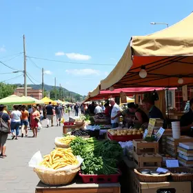 Como conhecer a gastronomia local nos mercados e feiras públicas